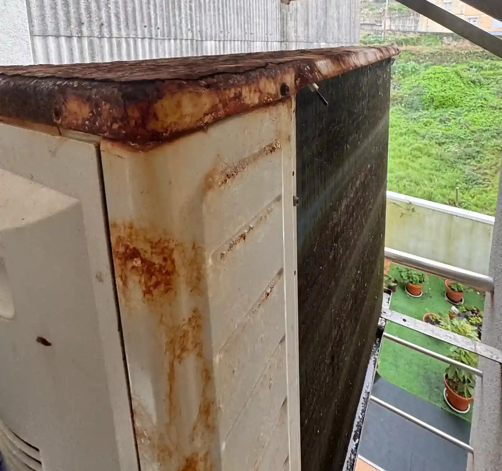 Vista posterior de la unidad exterior Daikin Altherma